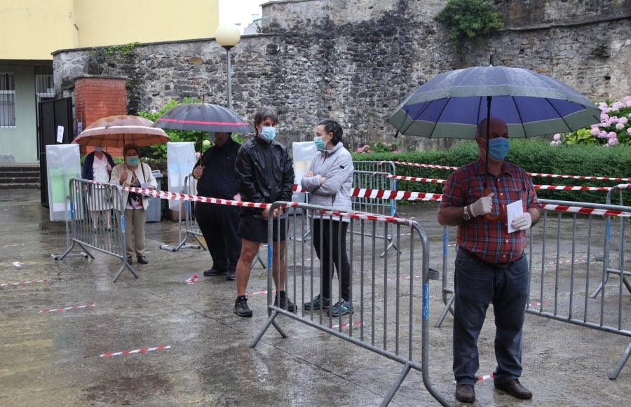 Las diez mesas electorales del municipio guipuzcoano, que sufre desde hace días un brote de covid-19 que afecta a 70 casos positivos, han sido constituidas con normalidad y los primeros vecinos ya han depositado su voto. Con motivo de la pandemia, el Ayuntamiento ha reforzado las medidas para garantizar la seguridad de los 6.996 vecinos llamados a votar. 