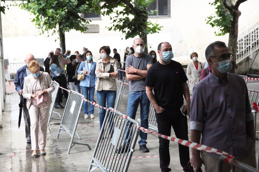 Las diez mesas electorales del municipio guipuzcoano, que sufre desde hace días un brote de covid-19 que afecta a 70 casos positivos, han sido constituidas con normalidad y los primeros vecinos ya han depositado su voto. Con motivo de la pandemia, el Ayuntamiento ha reforzado las medidas para garantizar la seguridad de los 6.996 vecinos llamados a votar. 