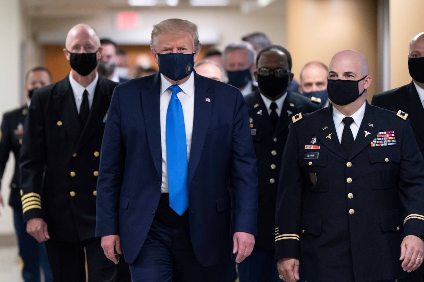Trump aparece en público con mascarilla por primera vez