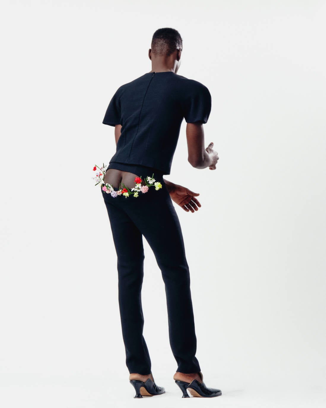 Palomo Spain rinde homenaje al esplendor de la Haute Couture en los años 1950 y 1960 y a sus grandes casas parisinas en una vuelta a los orígenes y a la manufactura de calidad y local. La colección SS21 The Rehearsal se ha confeccionado con una filosofía upcycling, a partir de materiales de archivo con un equipo de taller muy reducido y en tiempo récord debido al contexto actual