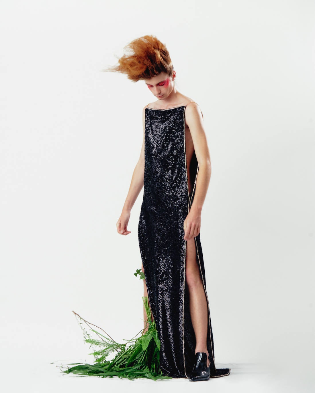 Palomo Spain rinde homenaje al esplendor de la Haute Couture en los años 1950 y 1960 y a sus grandes casas parisinas en una vuelta a los orígenes y a la manufactura de calidad y local. La colección SS21 The Rehearsal se ha confeccionado con una filosofía upcycling, a partir de materiales de archivo con un equipo de taller muy reducido y en tiempo récord debido al contexto actual