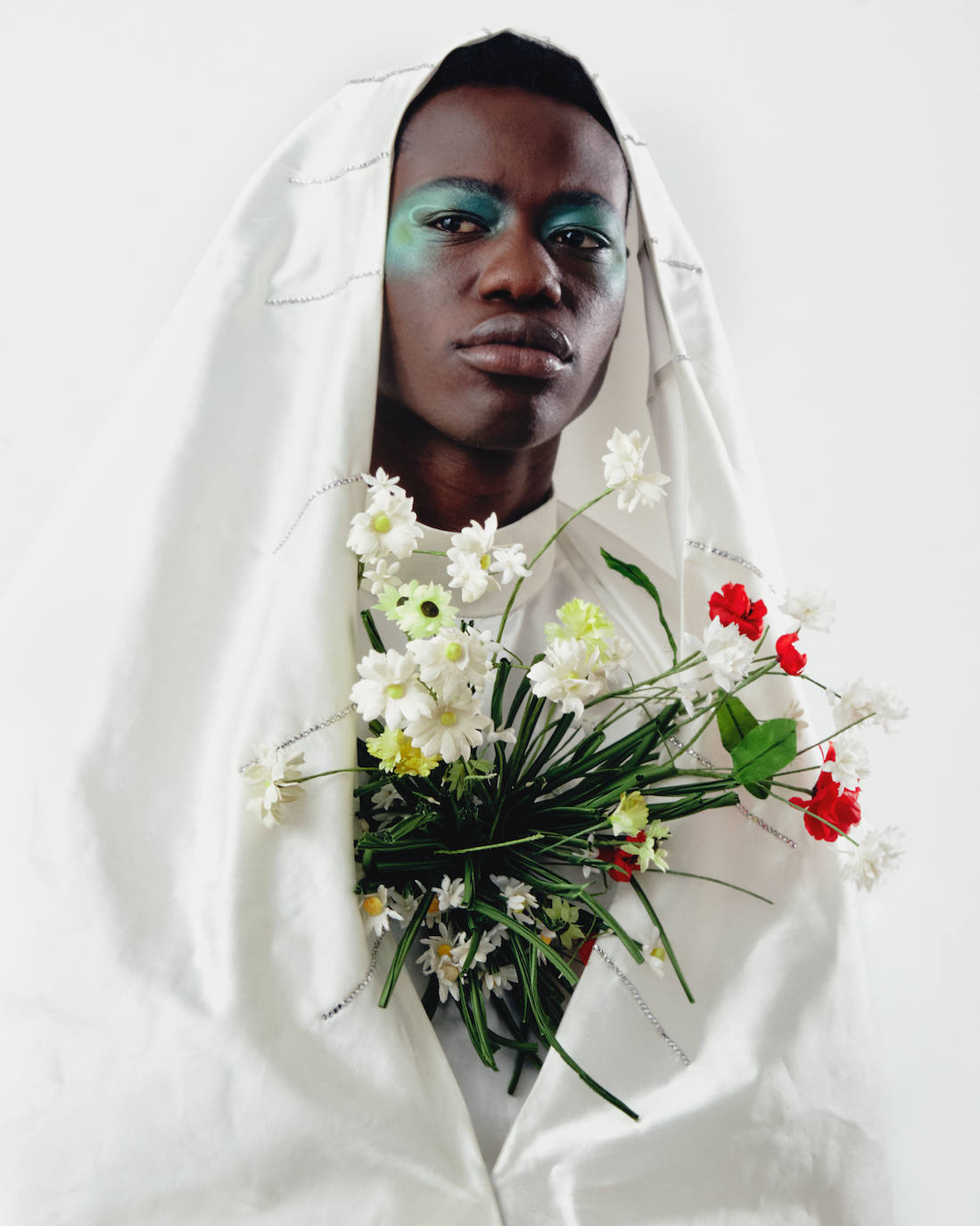 Palomo Spain rinde homenaje al esplendor de la Haute Couture en los años 1950 y 1960 y a sus grandes casas parisinas en una vuelta a los orígenes y a la manufactura de calidad y local. La colección SS21 The Rehearsal se ha confeccionado con una filosofía upcycling, a partir de materiales de archivo con un equipo de taller muy reducido y en tiempo récord debido al contexto actual