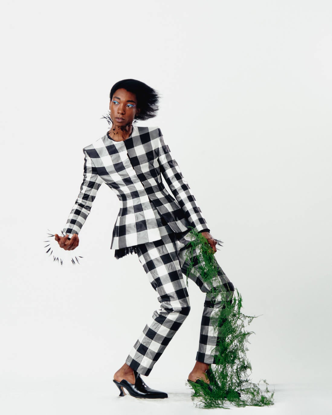 Palomo Spain rinde homenaje al esplendor de la Haute Couture en los años 1950 y 1960 y a sus grandes casas parisinas en una vuelta a los orígenes y a la manufactura de calidad y local. La colección SS21 The Rehearsal se ha confeccionado con una filosofía upcycling, a partir de materiales de archivo con un equipo de taller muy reducido y en tiempo récord debido al contexto actual