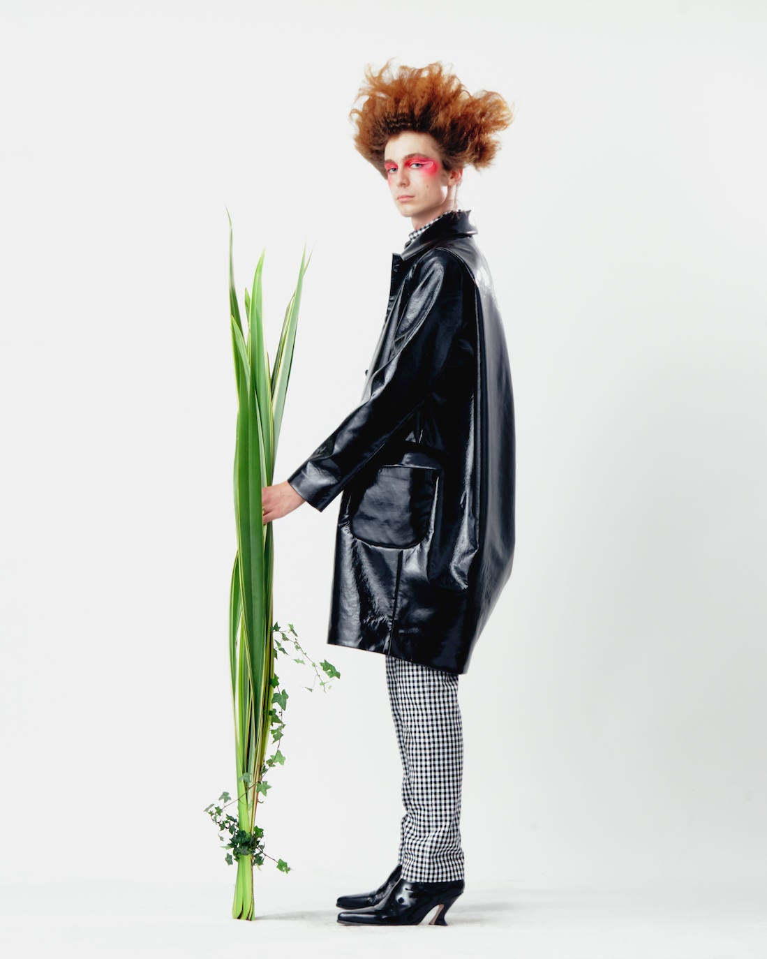 Palomo Spain rinde homenaje al esplendor de la Haute Couture en los años 1950 y 1960 y a sus grandes casas parisinas en una vuelta a los orígenes y a la manufactura de calidad y local. La colección SS21 The Rehearsal se ha confeccionado con una filosofía upcycling, a partir de materiales de archivo con un equipo de taller muy reducido y en tiempo récord debido al contexto actual