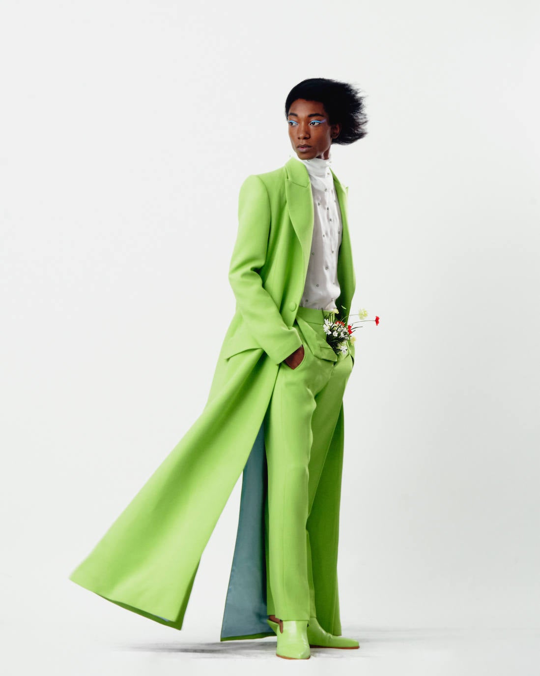 Palomo Spain rinde homenaje al esplendor de la Haute Couture en los años 1950 y 1960 y a sus grandes casas parisinas en una vuelta a los orígenes y a la manufactura de calidad y local. La colección SS21 The Rehearsal se ha confeccionado con una filosofía upcycling, a partir de materiales de archivo con un equipo de taller muy reducido y en tiempo récord debido al contexto actual