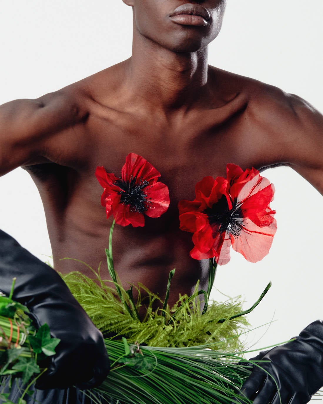 Palomo Spain rinde homenaje al esplendor de la Haute Couture en los años 1950 y 1960 y a sus grandes casas parisinas en una vuelta a los orígenes y a la manufactura de calidad y local. La colección SS21 The Rehearsal se ha confeccionado con una filosofía upcycling, a partir de materiales de archivo con un equipo de taller muy reducido y en tiempo récord debido al contexto actual