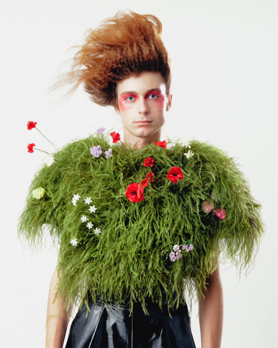 Palomo Spain rinde homenaje al esplendor de la Haute Couture en los años 1950 y 1960 y a sus grandes casas parisinas en una vuelta a los orígenes y a la manufactura de calidad y local. La colección SS21 The Rehearsal se ha confeccionado con una filosofía upcycling, a partir de materiales de archivo con un equipo de taller muy reducido y en tiempo récord debido al contexto actual