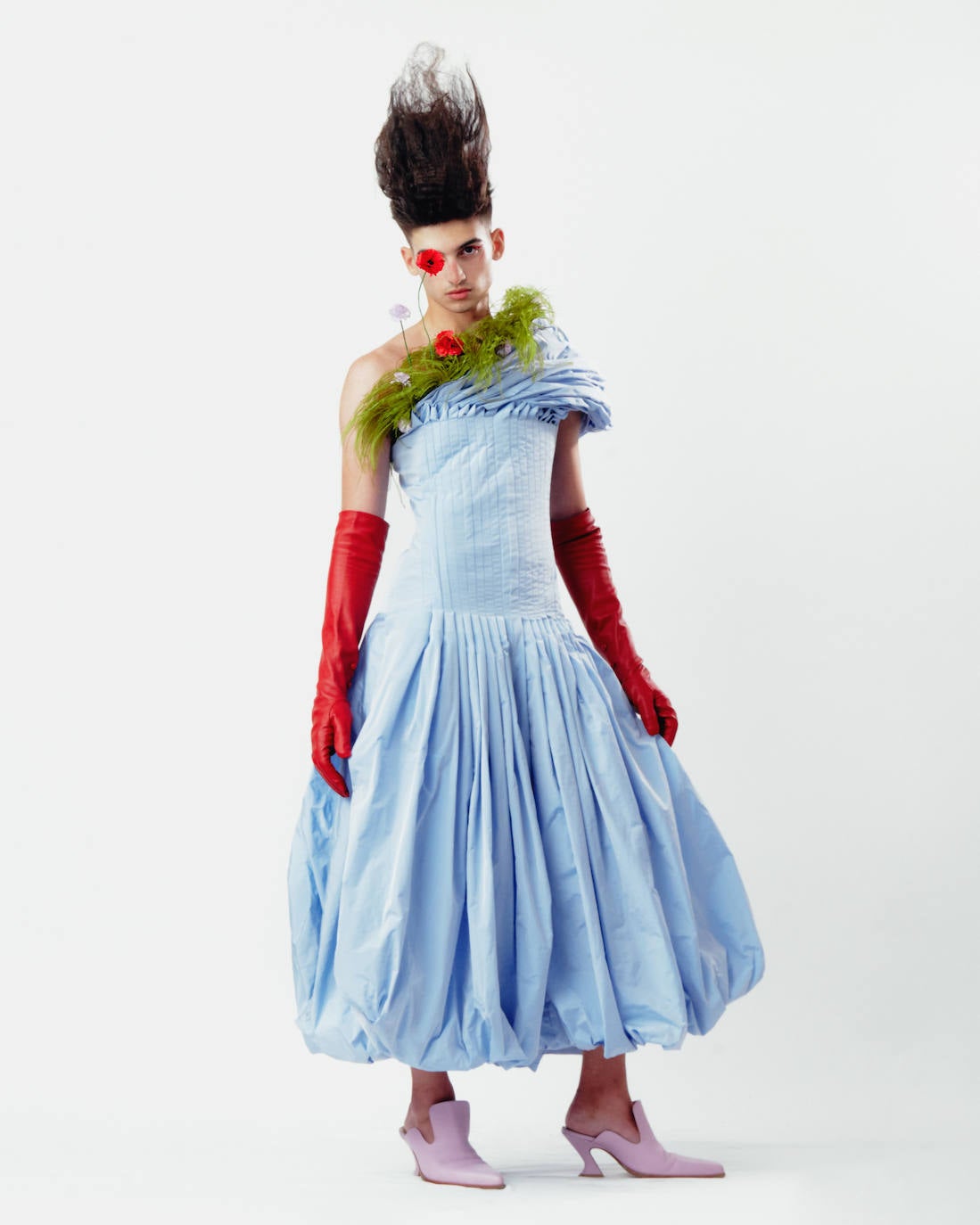 Palomo Spain rinde homenaje al esplendor de la Haute Couture en los años 1950 y 1960 y a sus grandes casas parisinas en una vuelta a los orígenes y a la manufactura de calidad y local. La colección SS21 The Rehearsal se ha confeccionado con una filosofía upcycling, a partir de materiales de archivo con un equipo de taller muy reducido y en tiempo récord debido al contexto actual