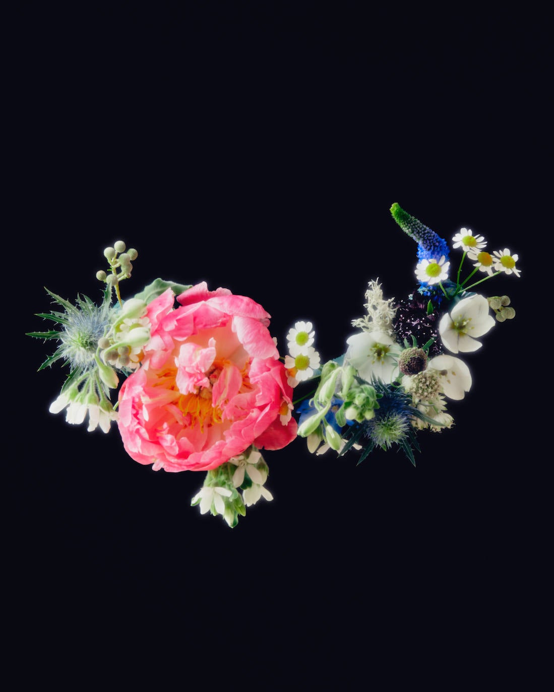 Palomo Spain rinde homenaje al esplendor de la Haute Couture en los años 1950 y 1960 y a sus grandes casas parisinas en una vuelta a los orígenes y a la manufactura de calidad y local. La colección SS21 The Rehearsal se ha confeccionado con una filosofía upcycling, a partir de materiales de archivo con un equipo de taller muy reducido y en tiempo récord debido al contexto actual