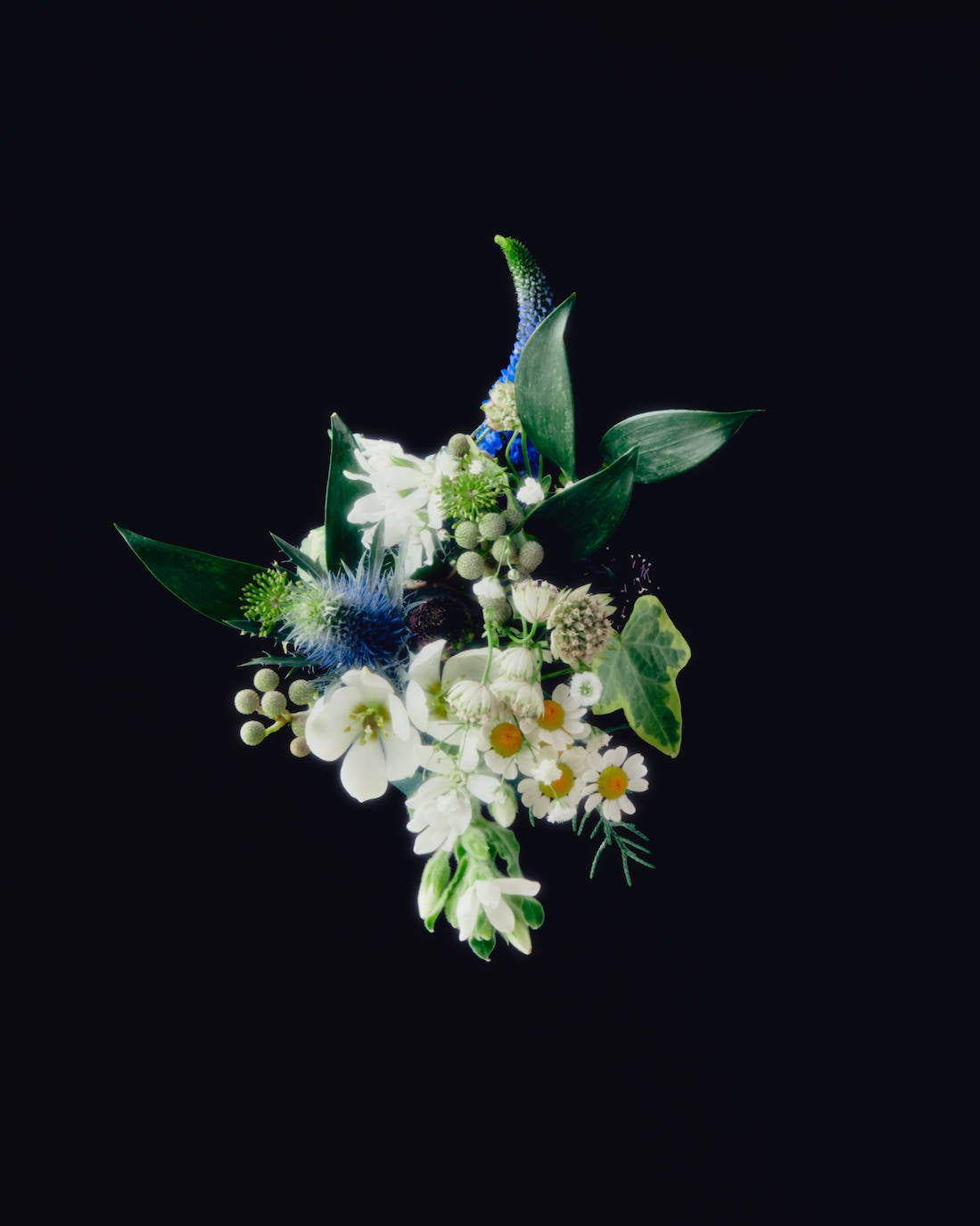 Palomo Spain rinde homenaje al esplendor de la Haute Couture en los años 1950 y 1960 y a sus grandes casas parisinas en una vuelta a los orígenes y a la manufactura de calidad y local. La colección SS21 The Rehearsal se ha confeccionado con una filosofía upcycling, a partir de materiales de archivo con un equipo de taller muy reducido y en tiempo récord debido al contexto actual