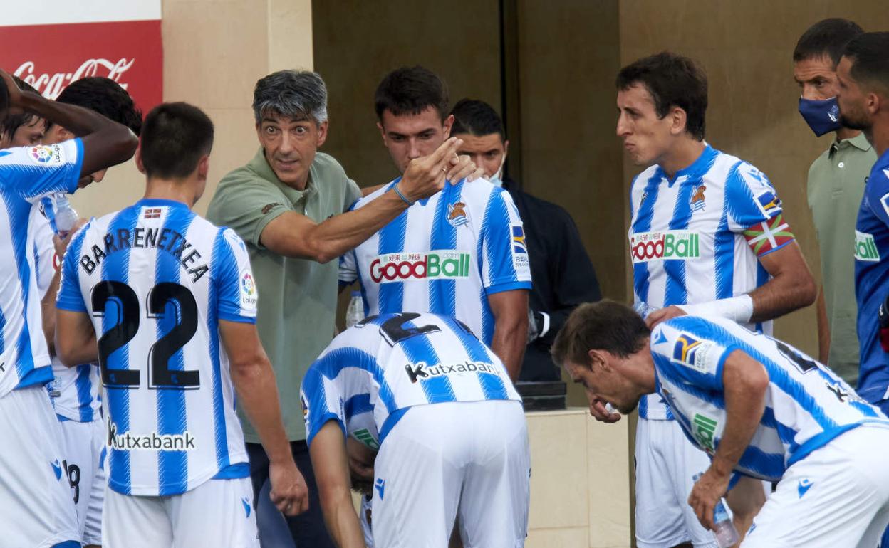 Imanol da instrucciones durante una pausa de hidratación en La Cerámica ante la mirada de Barrenetxea, Zubimendi y Oyarzabal