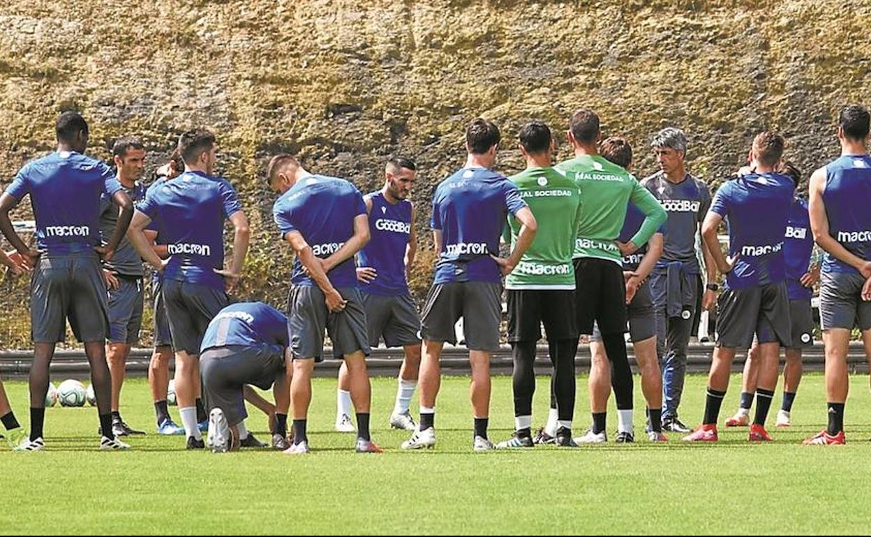 Imanol alecciona a sus jugadores al inicio del entrenamiento de ayer en Zubieta. La plantilla está unida para pelear por el objetivo europeo. 