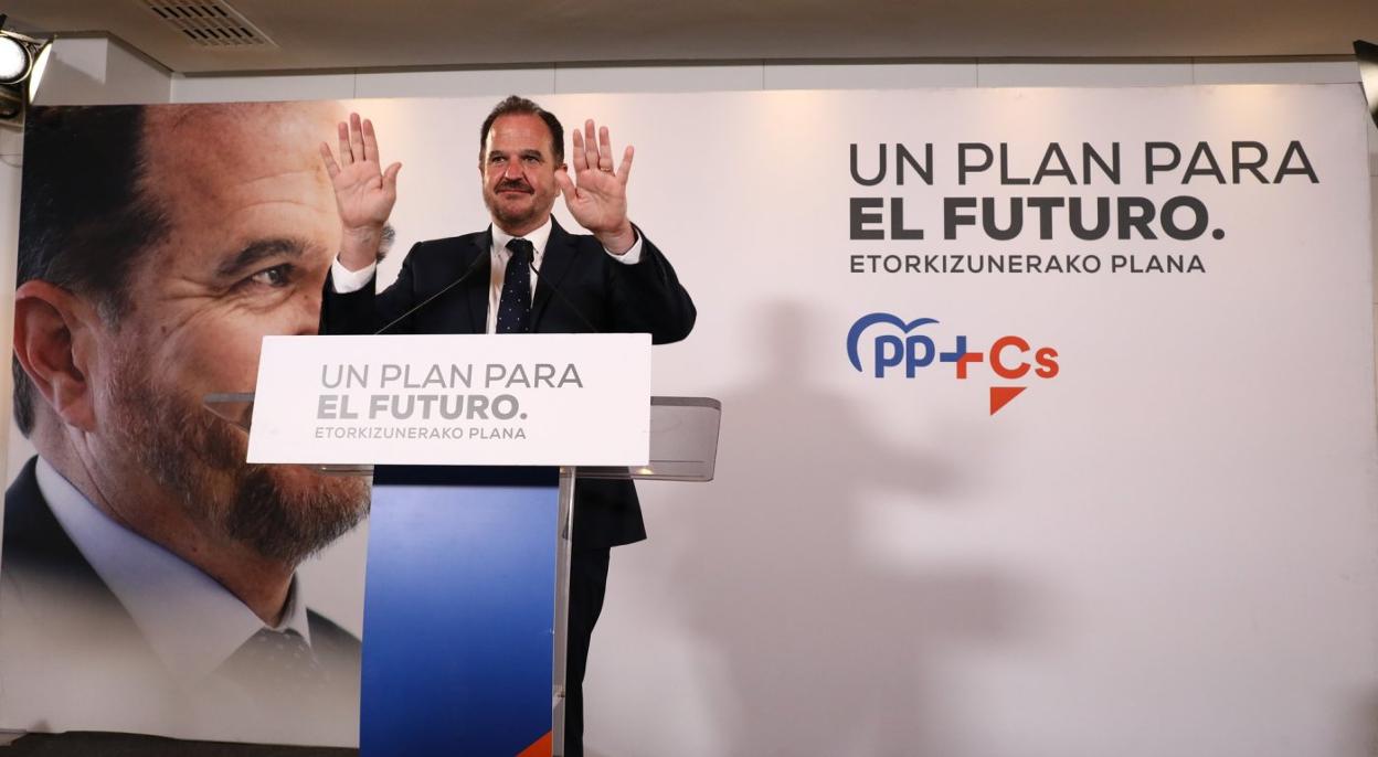 Carlos Iturgaiz comparece ante los medios de comunicación el domingo por la noche, una vez conocidos los resultados electorales. 