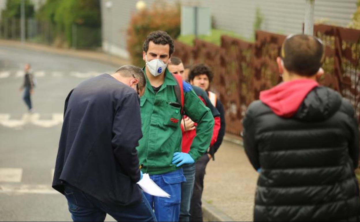 Trabajadores de CAF acceden a su empresa. Los rendimientos de trabajo siguen a buen ritmo.