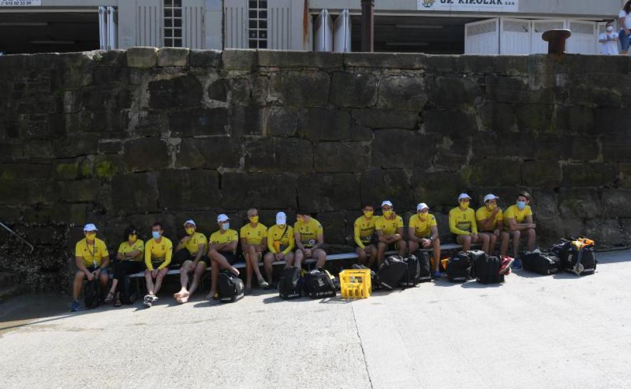 Los remeros de Orio se protegen del sol en la rampa del muelle donostiarra, antes del comienzo de la regata del sábado.