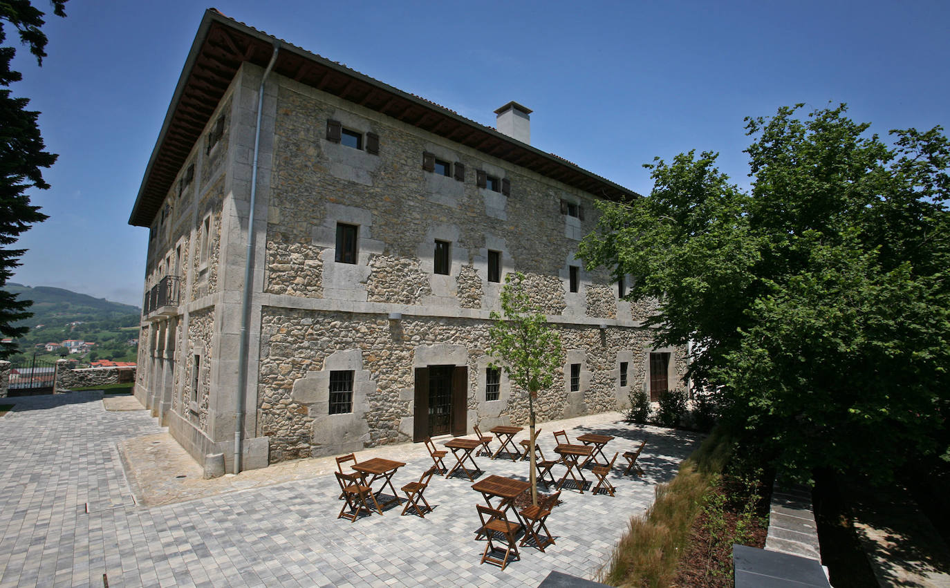 Bidania-Goiatz. Constituido tras la unión de dos pequeños pueblos rodeados de bosques y montañas, es el municipio más alto del territorio histórico de Gipuzkoa