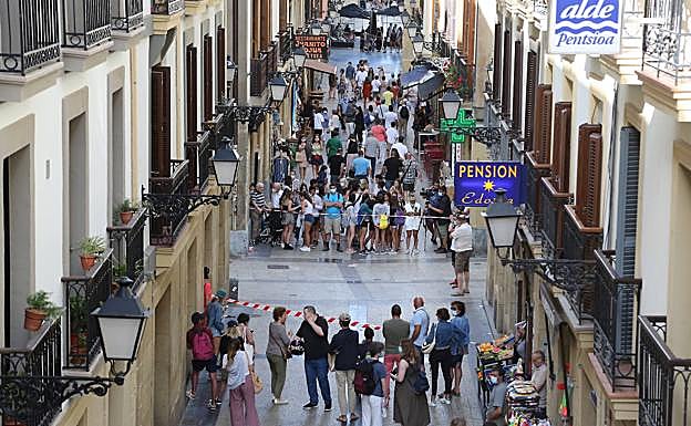 Imagen principal - Un hombre se entrega a la Ertzaintza después de atrincherarse en su vivienda de la calle Mayor de Donostia con un arma durante una hora