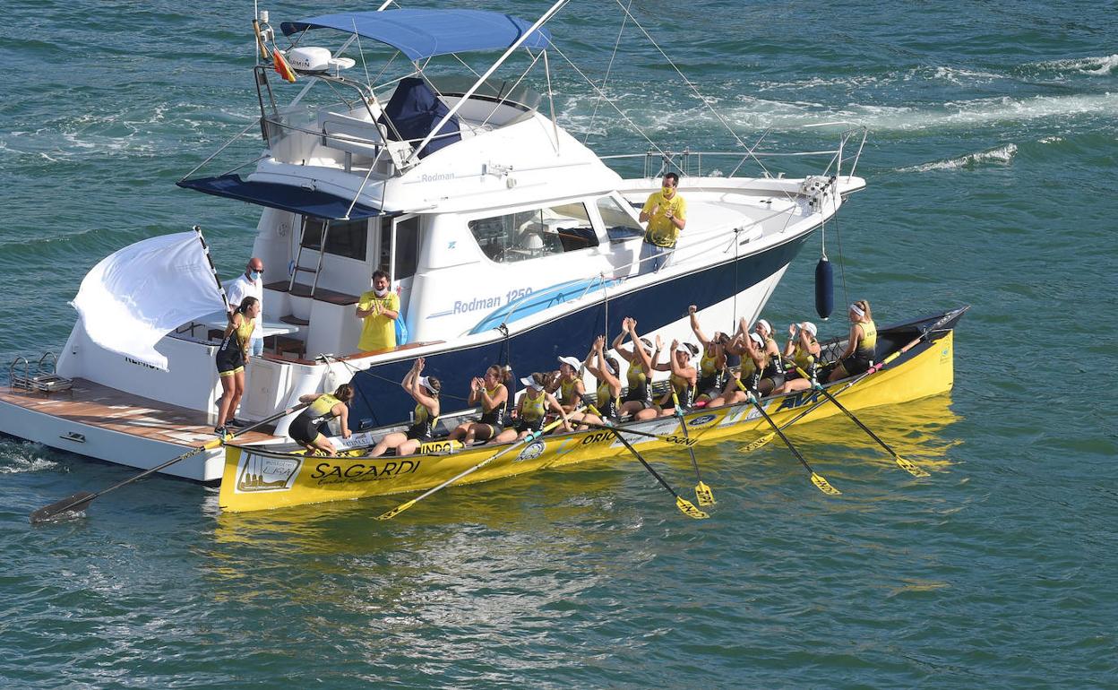 La trainera de Orio durante la celebración