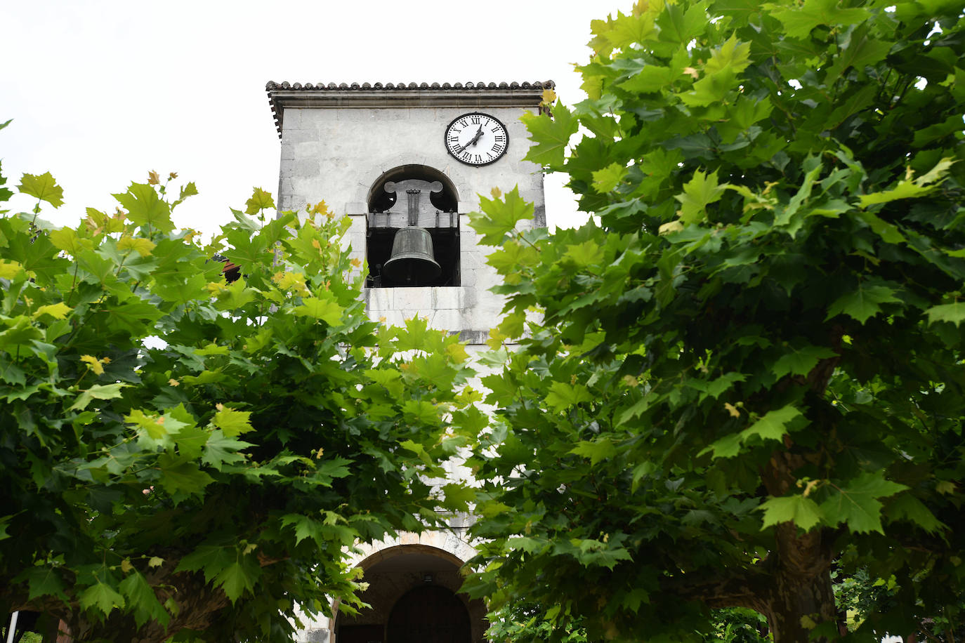 Enclavada en el valle del Kilimon, paraíso de los epeleólogos, y protegida por las sierras de Arno e Izarraitz, Mendaro es conocida por sus chocolates artesanales.