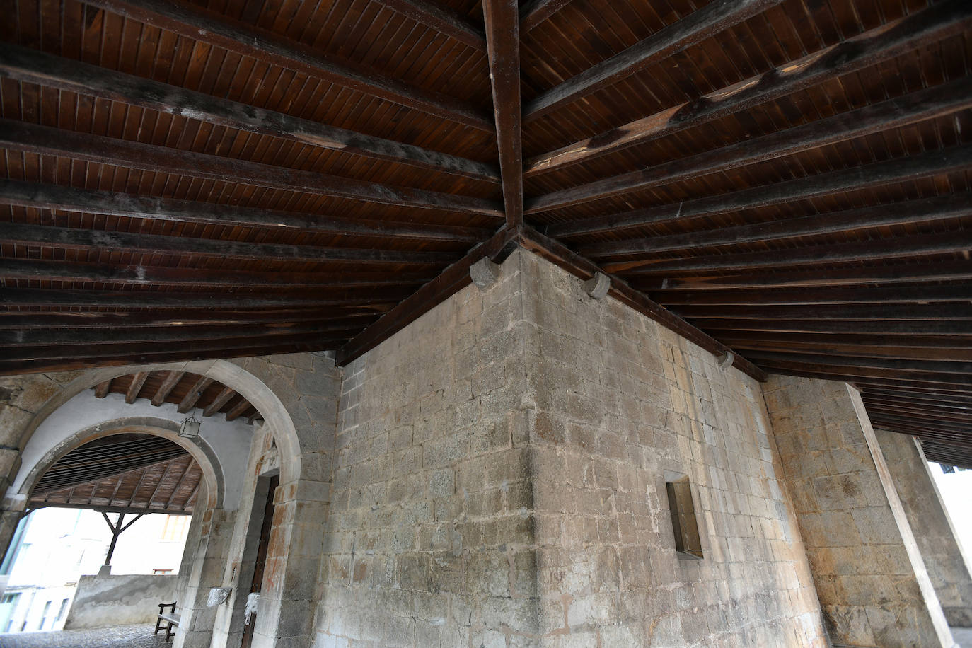 Enclavada en el valle del Kilimon, paraíso de los epeleólogos, y protegida por las sierras de Arno e Izarraitz, Mendaro es conocida por sus chocolates artesanales.