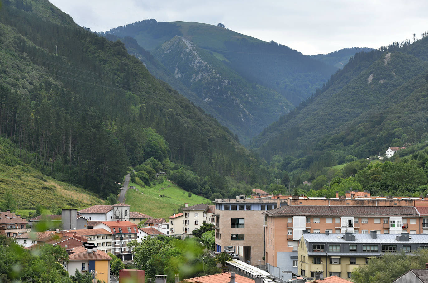 Enclavada en el valle del Kilimon, paraíso de los epeleólogos, y protegida por las sierras de Arno e Izarraitz, Mendaro es conocida por sus chocolates artesanales.