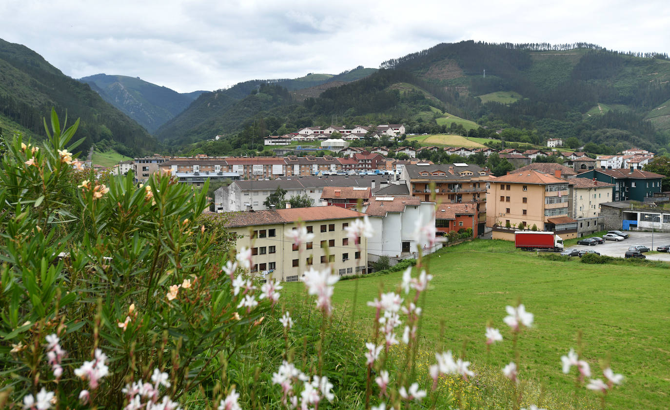 Enclavada en el valle del Kilimon, paraíso de los epeleólogos, y protegida por las sierras de Arno e Izarraitz, Mendaro es conocida por sus chocolates artesanales.