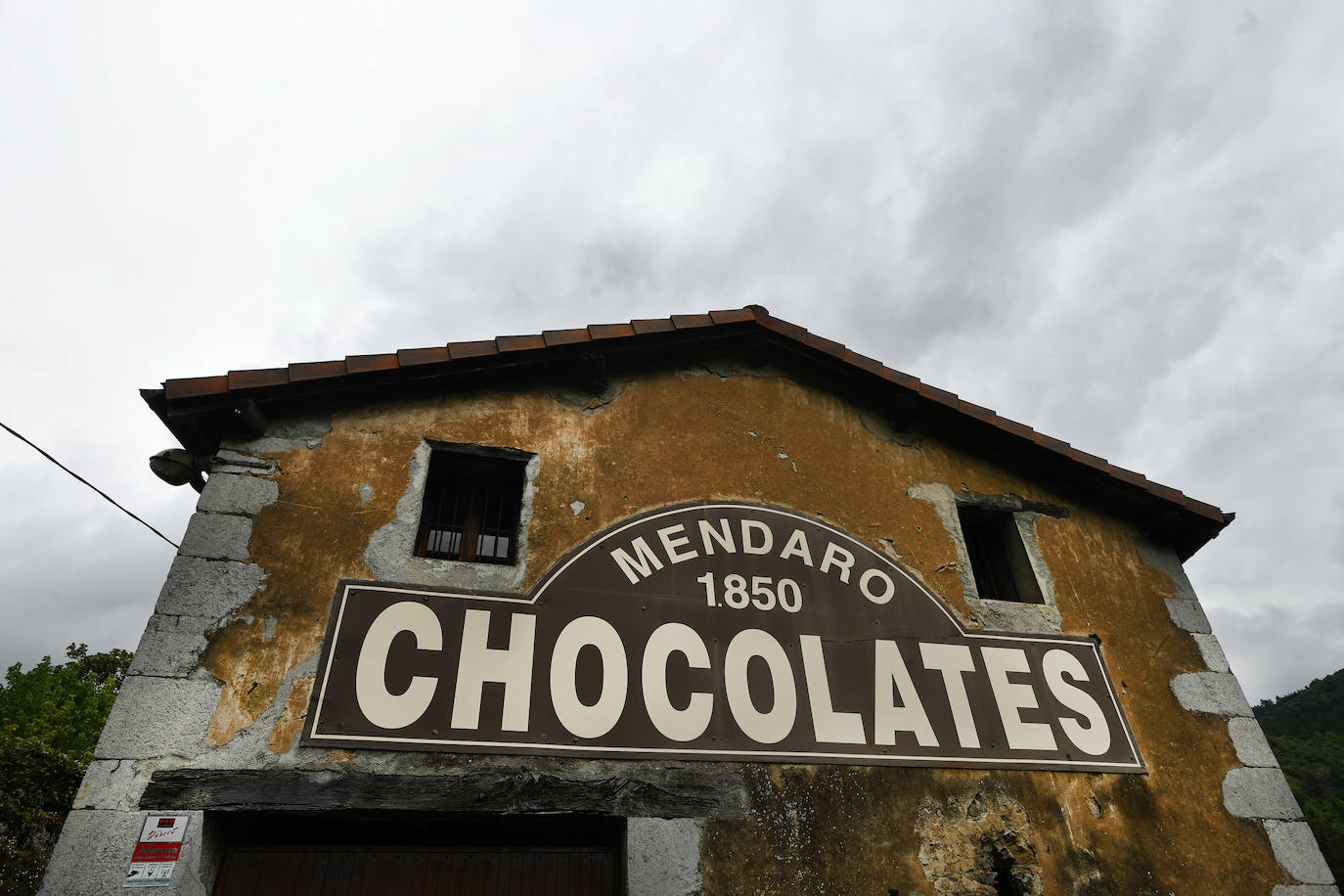Enclavada en el valle del Kilimon, paraíso de los epeleólogos, y protegida por las sierras de Arno e Izarraitz, Mendaro es conocida por sus chocolates artesanales.
