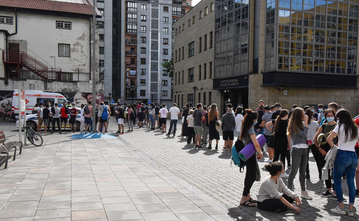 Los tolosarras que son contactos estrechos de los 17 contagiados fueron llamados ayer por Salud para hacerse las pruebas PCR