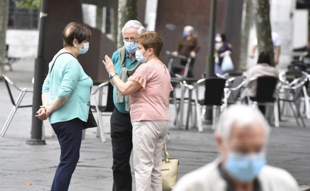 Las autoridades empezarán a multar desde hoy a las personas que no lleven mascarillas 