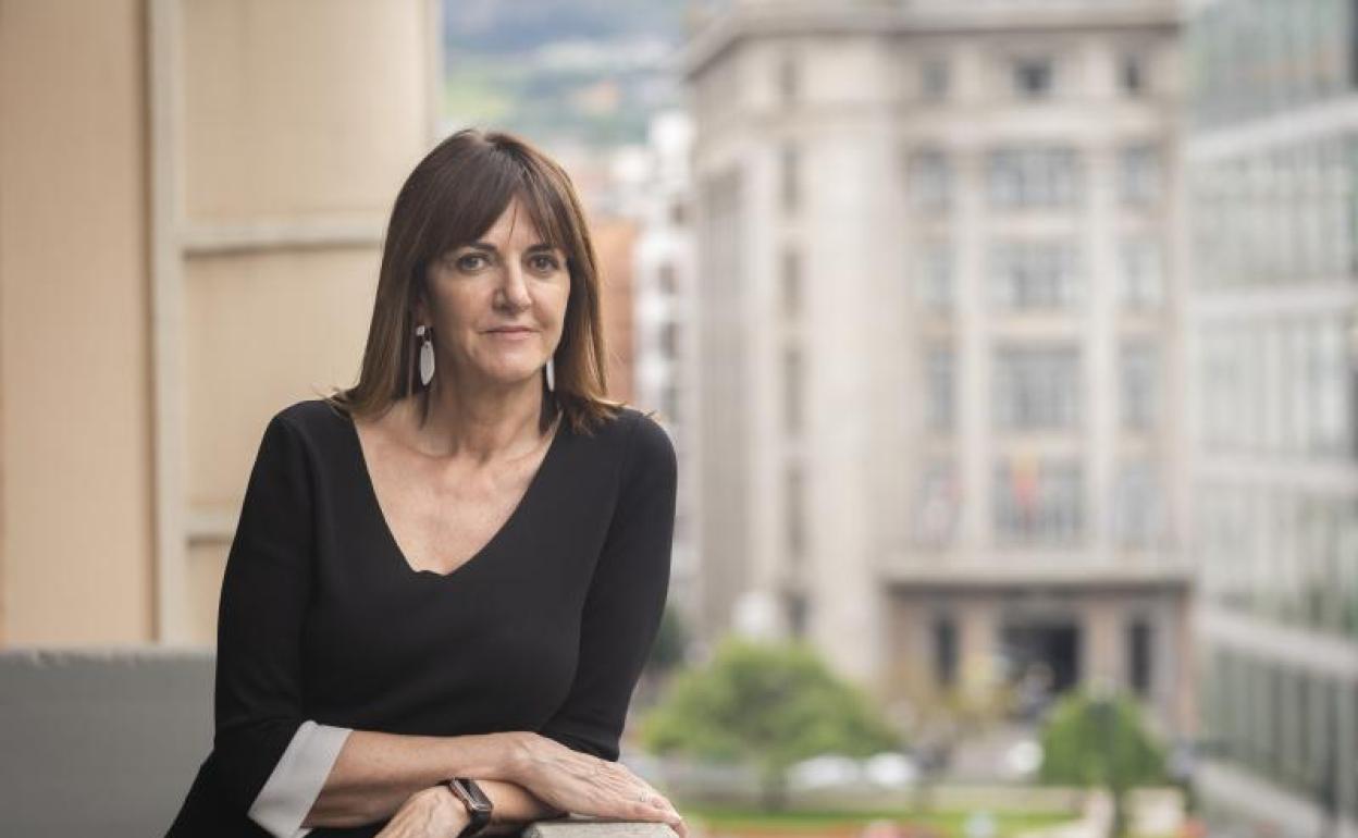 La secretaria general del PSE-EE, Idoia Mendia, posa en la sede de los socialistas vascos en Bilbao.