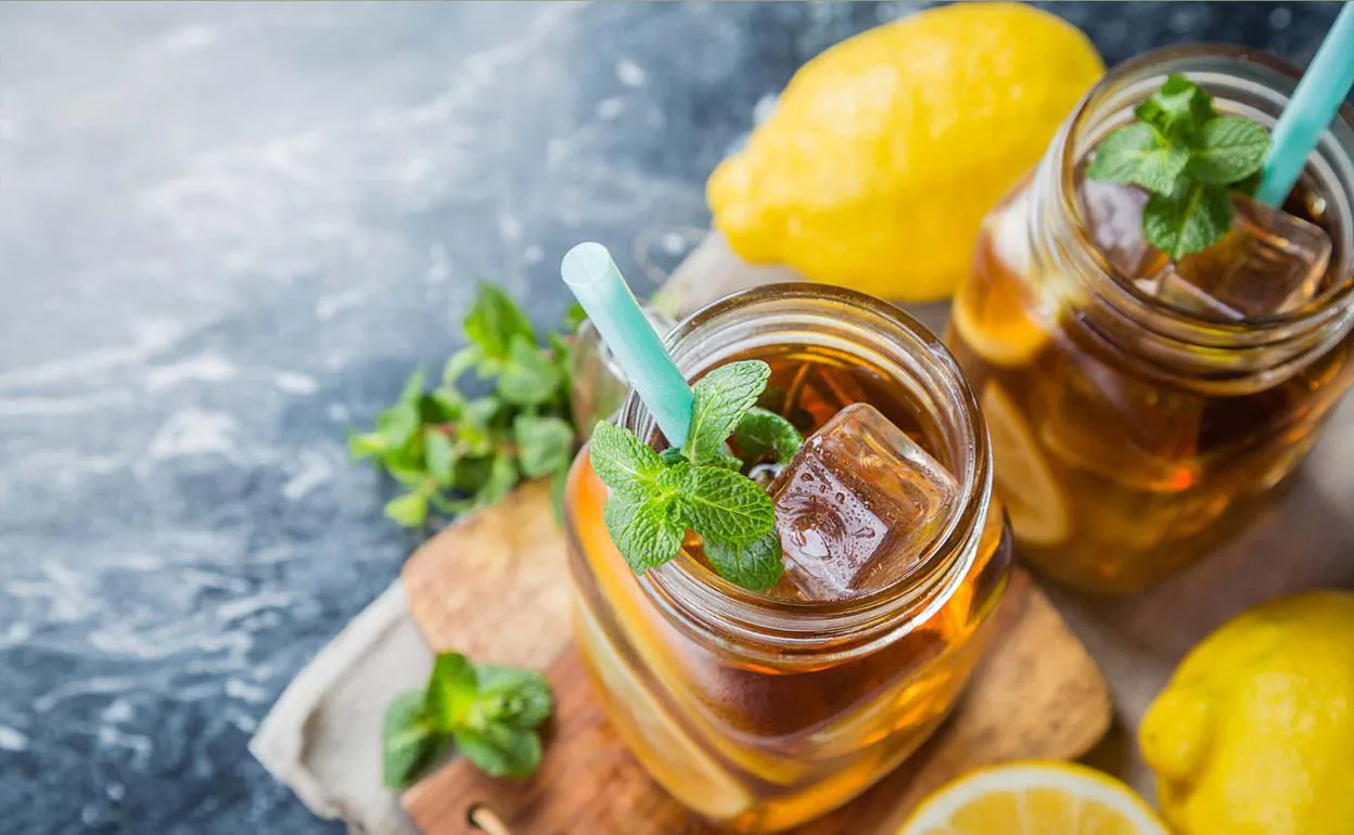 Mantente hidratado este verano y sirve agua con infusiones de