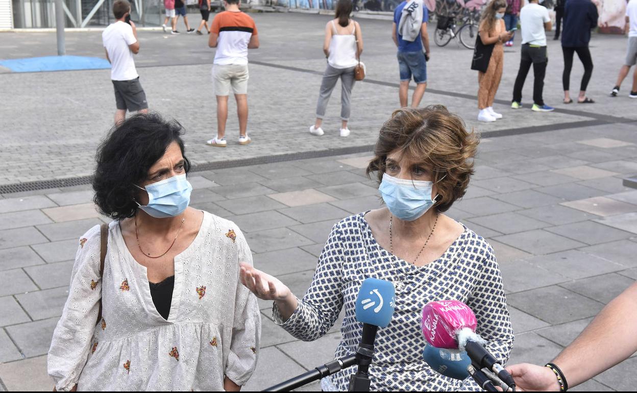  La consejera de Salus, Nekane Murga y la alcaldesa de Tolosa Olatz Peon ayer frente a la cola donde se realizaron las pruebas PCR