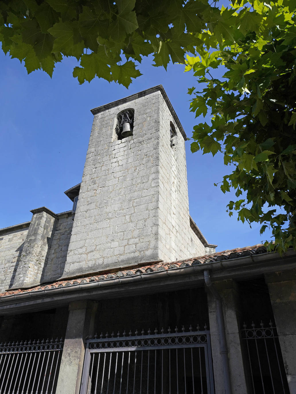 Anoeta. Situado a orillas del Oria, con una larga tradición industrial, alberga en sus terrenos el poblado amurallado de Basagain, surgido en el siglo V antes de Cristo