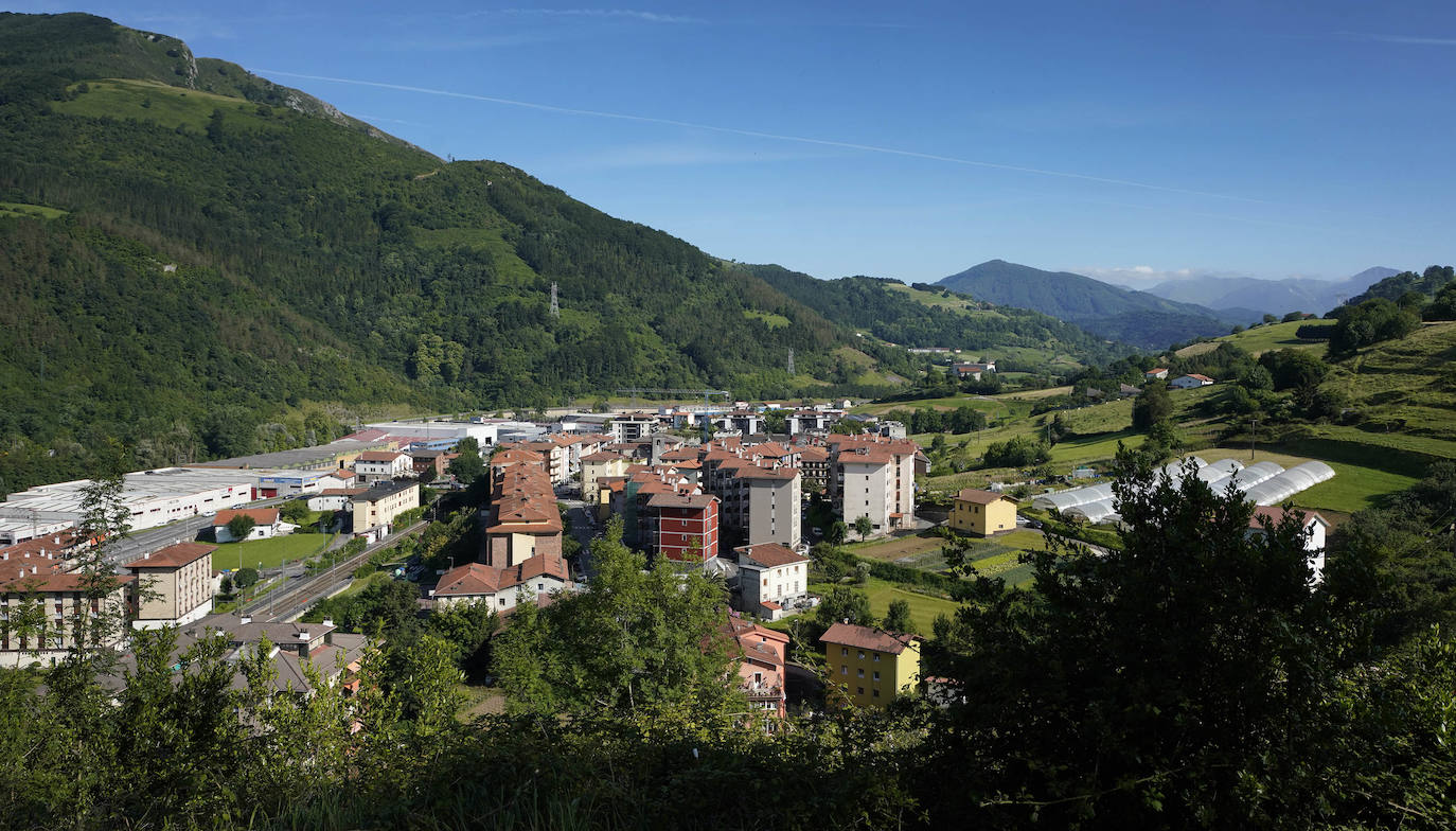 Anoeta. Situado a orillas del Oria, con una larga tradición industrial, alberga en sus terrenos el poblado amurallado de Basagain, surgido en el siglo V antes de Cristo