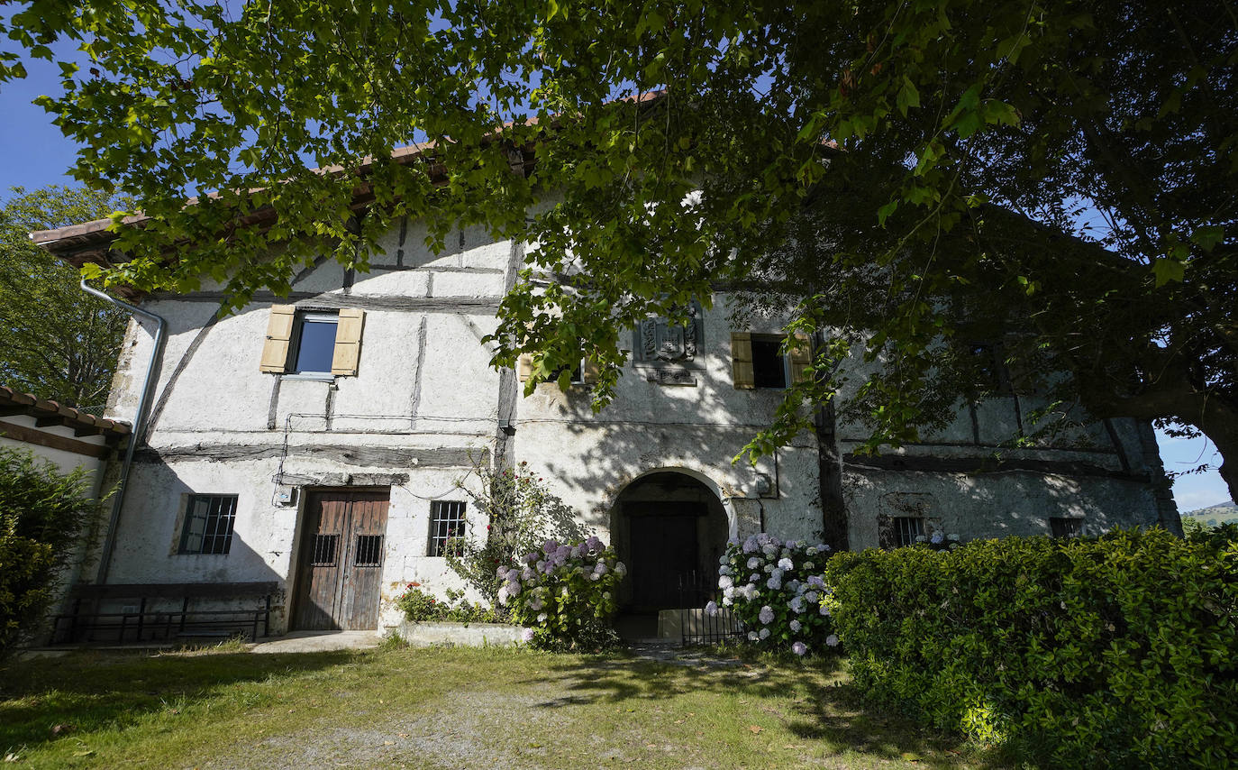 Anoeta. Situado a orillas del Oria, con una larga tradición industrial, alberga en sus terrenos el poblado amurallado de Basagain, surgido en el siglo V antes de Cristo