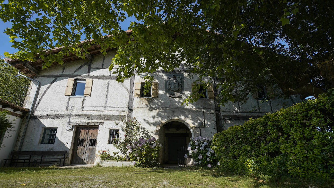 Anoeta. Situado a orillas del Oria, con una larga tradición industrial, alberga en sus terrenos el poblado amurallado de Basagain, surgido en el siglo V antes de Cristo