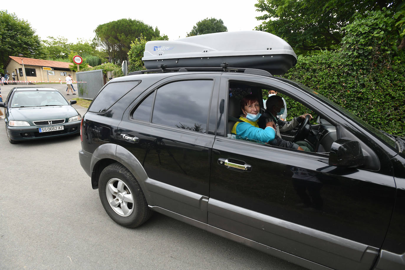 El camping Talai Mendi de Zarautz ha reabierto sus puertas después de que las autoridades sanitarias hayan descartado la existencia de un foco relacionado con la instalación, ya que de las decenas de pruebas PCR realizadas ayer únicamente dos han resultado positivas y los pacientes ya han sido aislados.