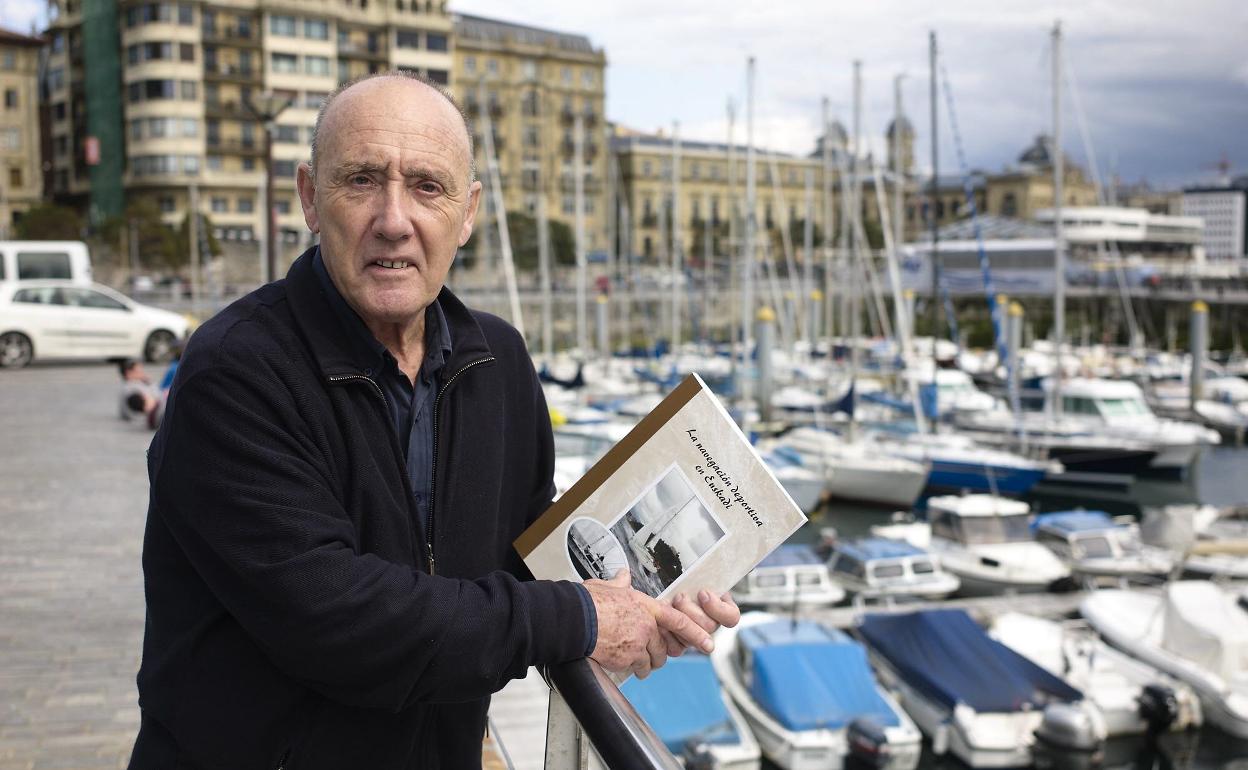 Rafael Aguirre con uno de sus libros en uno de sus lugares favoritos, el puerto. 