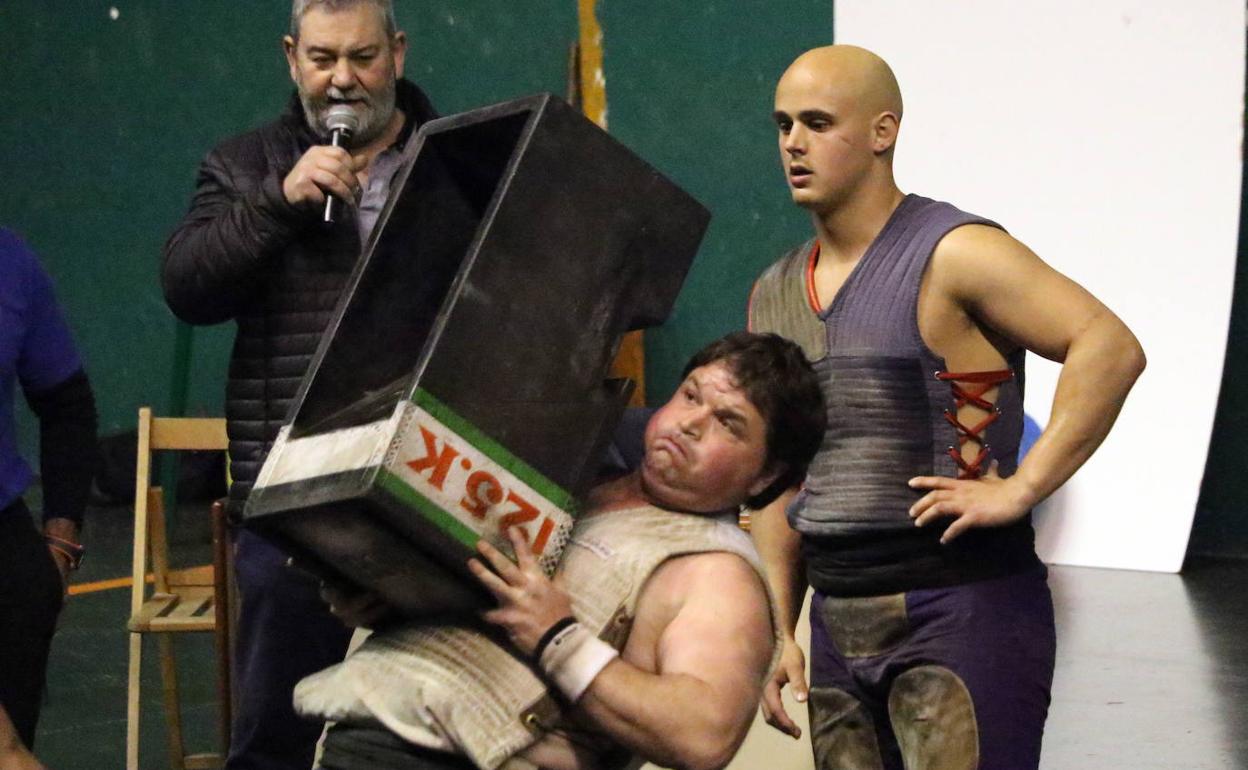 Irigoien y 'Urra' en una exhibición