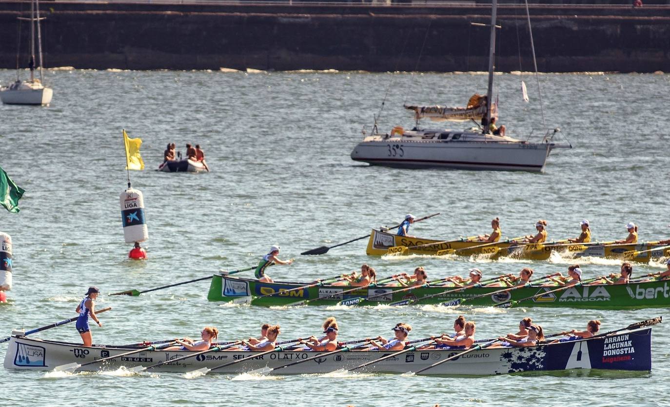 Vista de la trainera Arraun Lagunak durante la Ikurriña de Getxo, quinta cita puntuable de la liga Euskotren. 