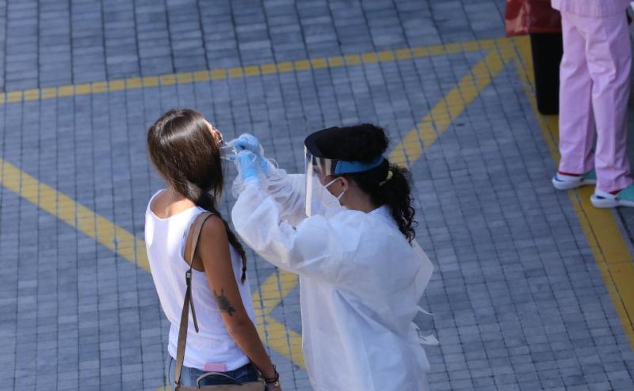 Coronavirus: Los 93 nuevos positivos en Gipuzkoa y 92 en Bizkaia elevan la alerta sanitaria en Euskadi