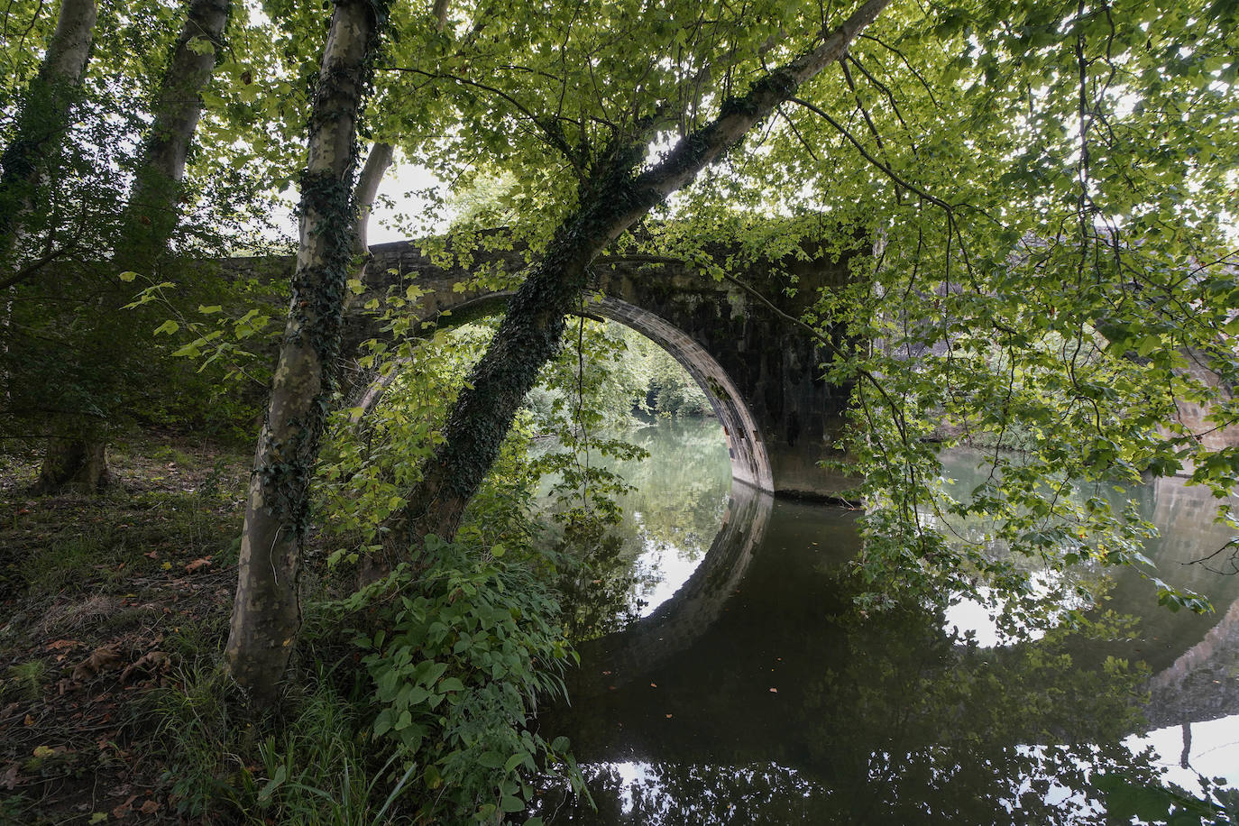 Aizarnazabal. Situado en un bello paraje de tonos verdes, en el valle del Urola, conserva su personalidad rural pese a haber desarrollado una importante industria