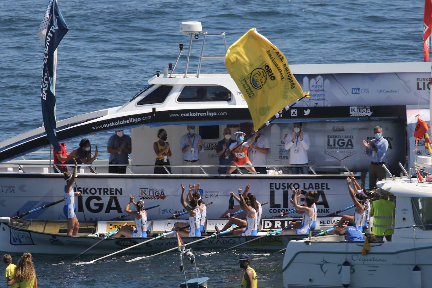 Donostiarra celebra su victoria en la regata de Orio.