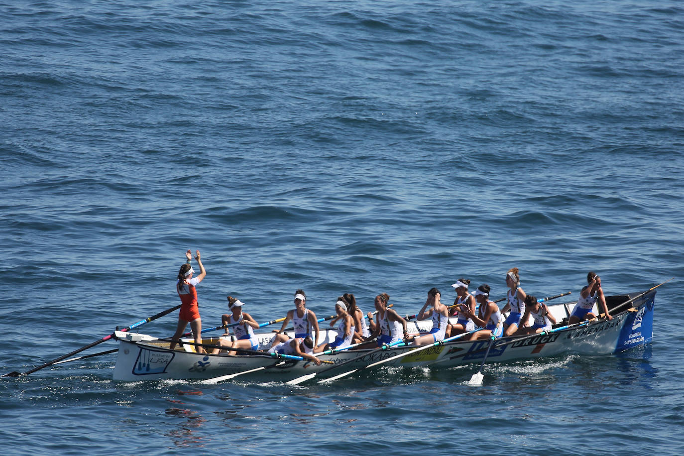 Donostiarra celebra su victoria en la regata de Orio.