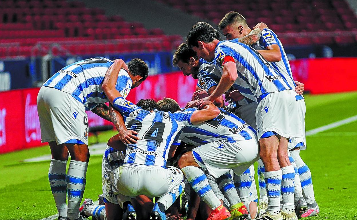 Los jugadores de la Real celebran el goldel empate de Januzaj. 