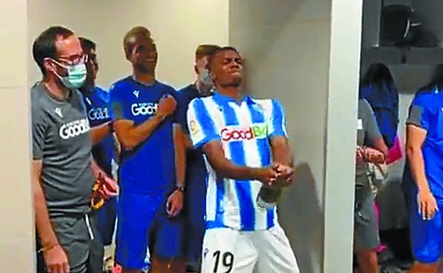 Isak descorcha una botella de champán enel vestuario de la Real. 