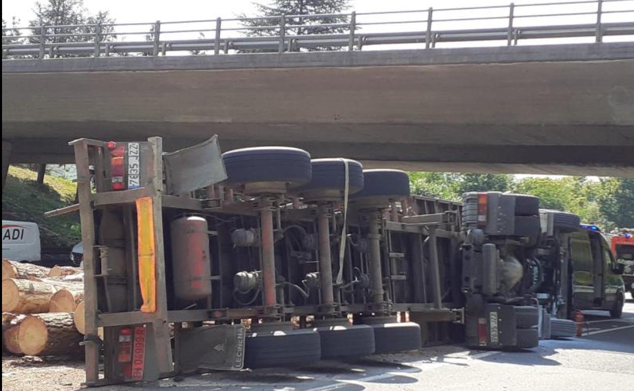 Herido tras volcar su camión cargado de troncos en la AP-8 a la altura de Elgoibar