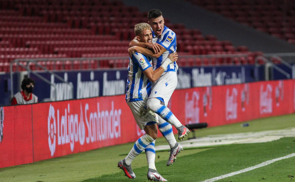 Januzaj celebra con Barrenetxea el gol del empate de la Real en el Wanda Metropolitano. 