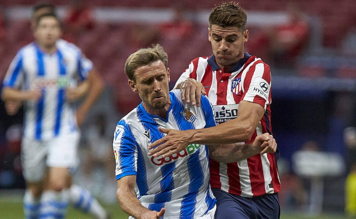 Monreal pugna por un balón con Morata en el Wanda Metropolitano. 
