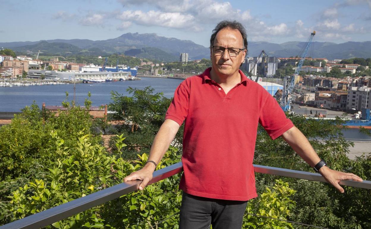 Iñaki Salvador, la pasada semana, posa ante una inspiradora vista del puerto de Pasaia en el exterior de su domicilio de San Pedro. 
